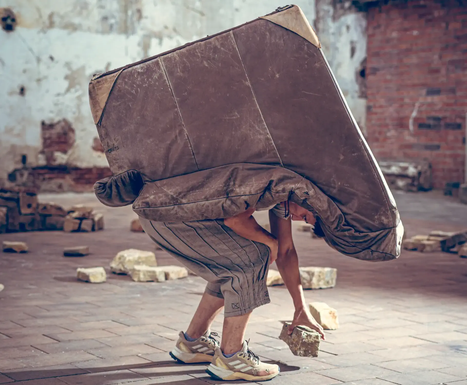 mujer con sofa en la espalda en obra de FOC I LLOC