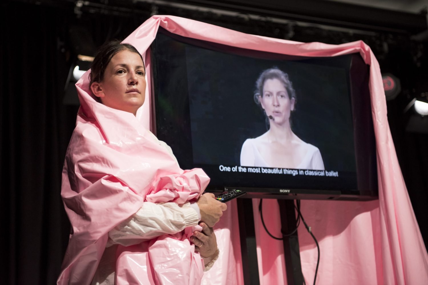 Espectacle: Pop
Companyia: La Súbita
Casa Elizalde
Dijous 16-11-23

Un monòleg de dansa, cru, amb un to humorístic i intimista. La performer ens obre petits forats per a entrar a la seva habitació figurada que ens fa sentir nostàlgia i empatia. Aquesta dona se’ns mostra fràgil i honesta mentre ens va explicant diferents contradiccions que la travessen. L’espectacle parla, mig ofegat però alliberat, de les pors d’una dona millennial. L’acumulació d’expectatives, la necessitat incansable de fer més, la felicitat d’acceptar la convivència dels referents propis, l’exigència social i professional, la frustració.

POP no pretén extreure conclusions, però sí exposar a cor obert el desig de matar al protagonista de la teva vida, al que t’has muntat tu sola, aquest que carrega i carrega fins que no pot més. “Sabíeu que, els flamencs, fan això –de posar-se sobre una pota– per estalviar energia? Ho sabies? Jo tampoc. Pero des que ho sé, la vida em va de puta mare.”